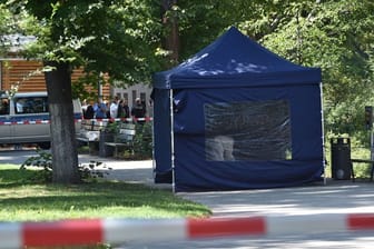 Polizisten sichern in einem Faltpavillon Spuren am Tatort.