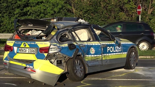 Polizist auf Einsatzfahrt verunglückt