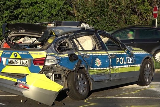 Polizist auf Einsatzfahrt verunglückt