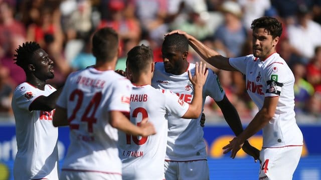 Kölns Kingsley Schindler, Dominick Drexler, Louis Schaub, Anthony Modeste und Jonas Hector (l-r) jubeln nach dem Tor zum 1:0. Kölns Kingsley Schindler, Dominick Drexler, Louis Schaub, Anthony Modeste und Jonas Hector (l-r) jubeln nach dem Tor zum 1:0.