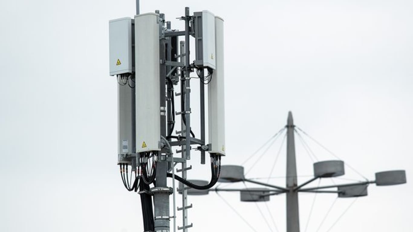 Telekombranche aktiviert 5G-Masten für besseren Mobilfunk-Speed.