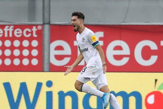 Der Schalker Torschütze Suat Serdar bejubelt seinen Treffer.