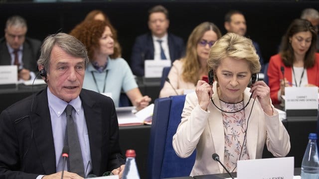 Die designierte EU-Kommissions-Präsidentin Ursula von der Leyen sitzt in Stzraßburg neben David Sassoli, dem Präsidenten des EU-Parlaments. Die designierte EU-Kommissions-Präsidentin Ursula von der Leyen sitzt in Stzraßburg neben David Sassoli, dem Präsidenten des EU-Parlaments.
