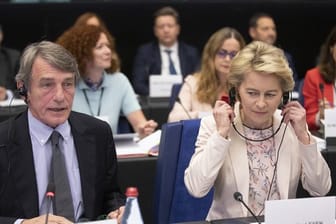 Die designierte EU-Kommissions-Präsidentin Ursula von der Leyen sitzt in Stzraßburg neben David Sassoli, dem Präsidenten des EU-Parlaments.