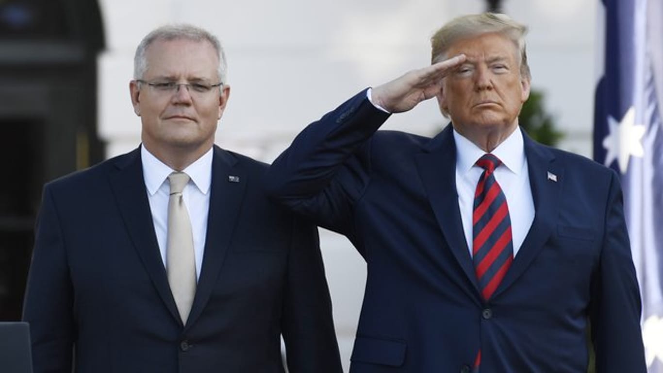 Kämpferische Pose: US-Präsident Donald Trump salutiert, während er Australiens Premierminister Scott Morrison im Weißen Haus begrüßt.