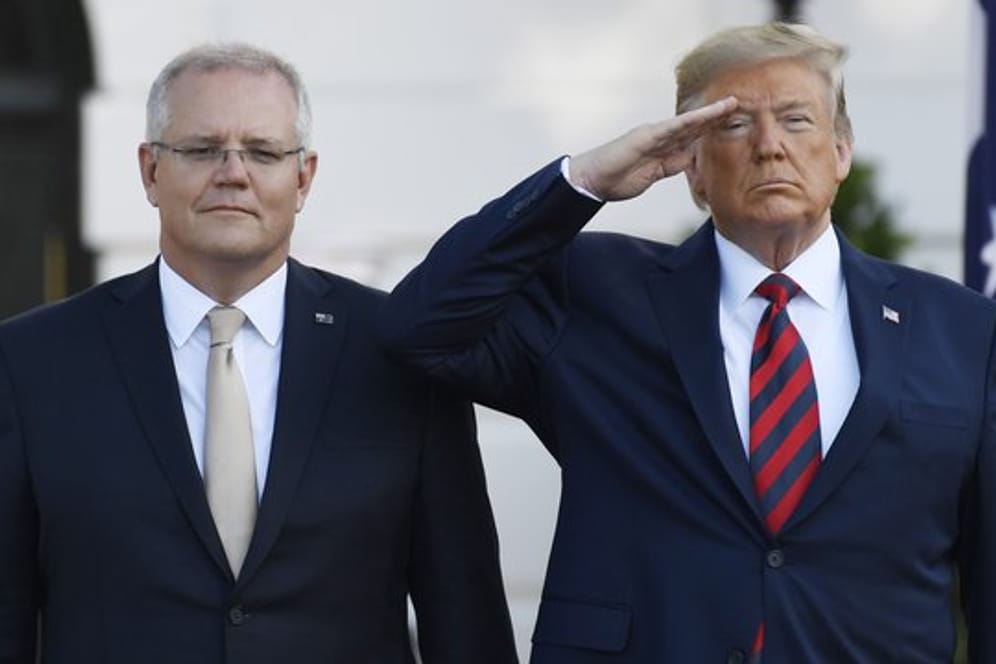 Kämpferische Pose: US-Präsident Donald Trump salutiert, während er Australiens Premierminister Scott Morrison im Weißen Haus begrüßt.