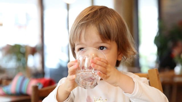 Lieber Wasser als süßen Saft: So lässt sich Kinderdurst am besten löschen. Lieber Wasser als süßen Saft: So lässt sich Kinderdurst am besten löschen.