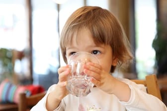 Lieber Wasser als süßen Saft: So lässt sich Kinderdurst am besten löschen.