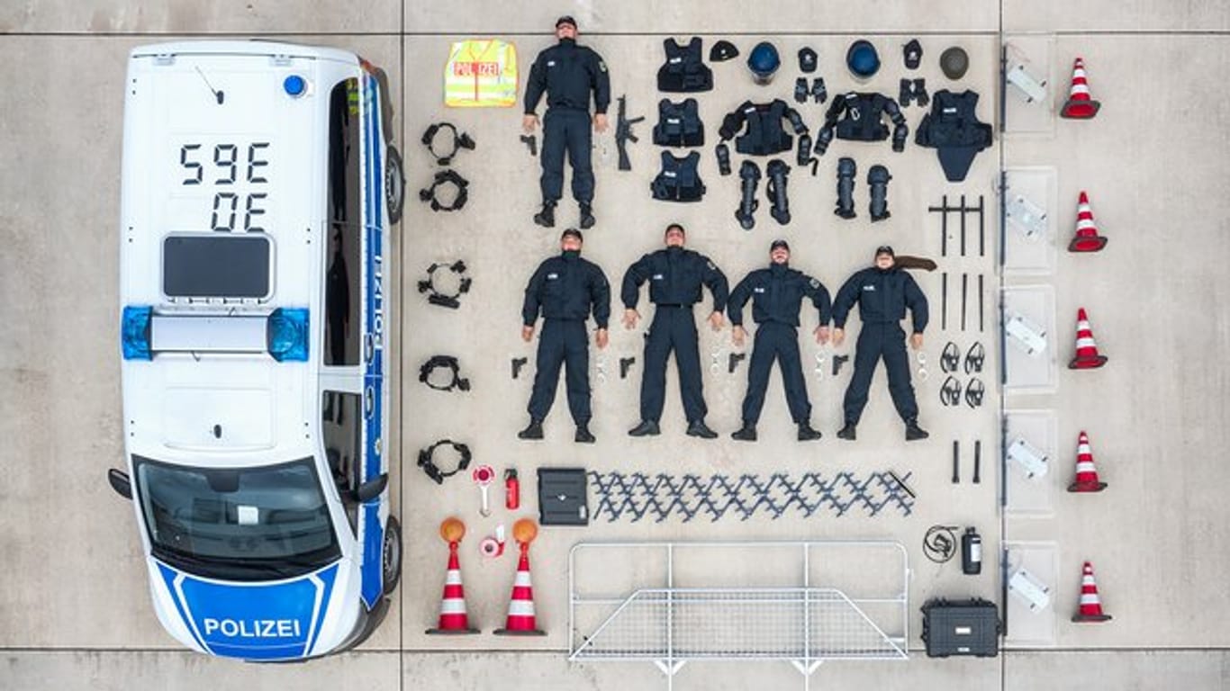Das von der Bundespolizei zu Verfügung gestellt Foto zeigt Polizisten der Bundespolizei Duderstadt und ihre Ausrüstungsgegenstände neben einem Polizeifahrzeug.