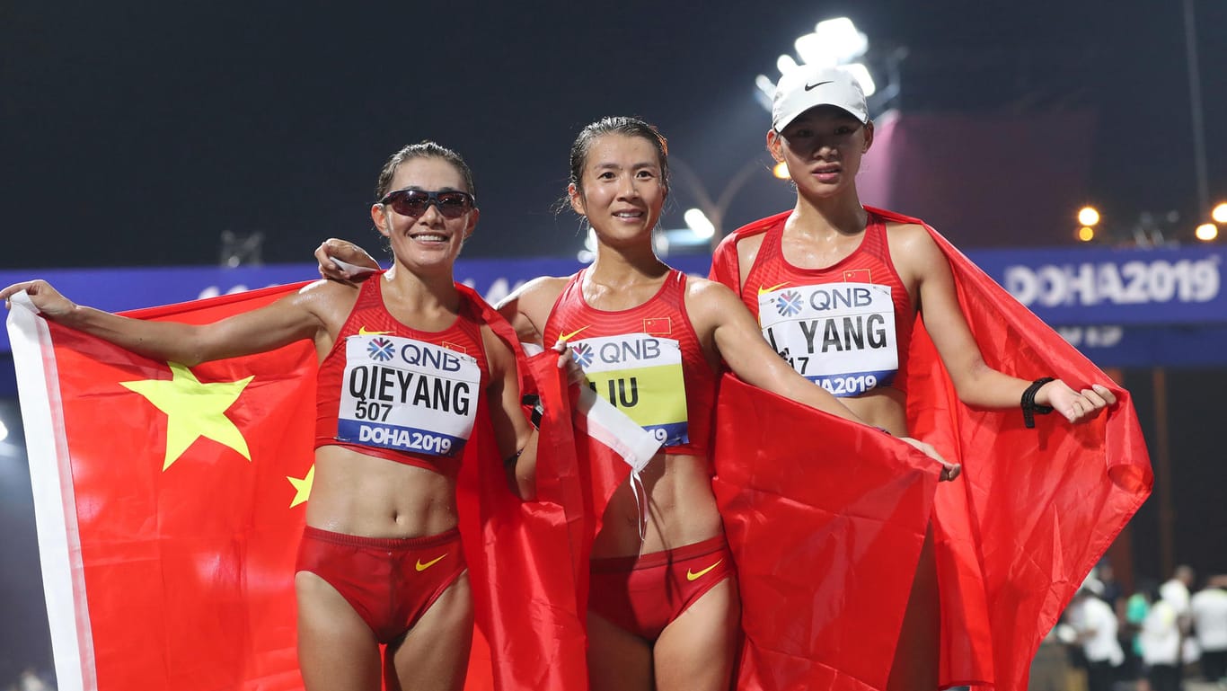 20km Gehen: Siegerin Hong Liu (M) aus China und die Zweitplatzierte Shenjie Qieyang (l) aus China und die Drittplatzierte Liujing Yang aus China jubeln nach dem Rennen.