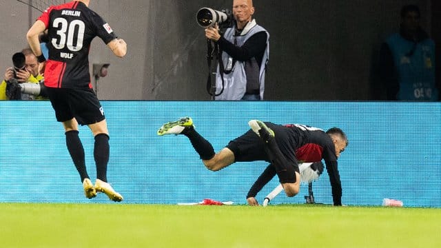Trifft besonders gern gegen den FC Köln: Vedad Ibisevic (r) fällt nach seinem Treffer zum 2:0 über die Eckfahne. Trifft besonders gern gegen den FC Köln: Vedad Ibisevic (r) fällt nach seinem Treffer zum 2:0 über die Eckfahne.