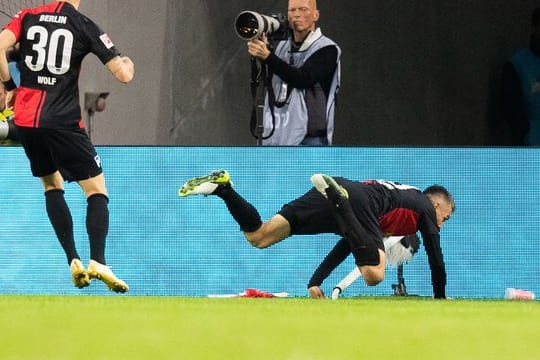 Trifft besonders gern gegen den FC Köln: Vedad Ibisevic (r) fällt nach seinem Treffer zum 2:0 über die Eckfahne.