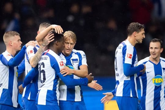 Herthas Spieler bejubeln das 2:1 gegen Fortuna Düsseldorf durch Javairo Dilrosun (M).
