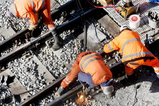 Ein Bautrupp der Bahn (Archivbild): Zwischen Hamburg und Westerland (Sylt) kommt es im März zu Behinderungen.