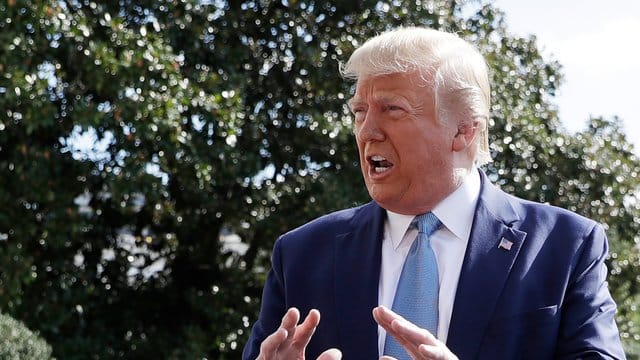 US-Präsident Donald Trump lässt Top-Diplomat Gordon Sondland nicht vor dem Kongress aussagen. US-Präsident Donald Trump lässt Top-Diplomat Gordon Sondland nicht vor dem Kongress aussagen.
