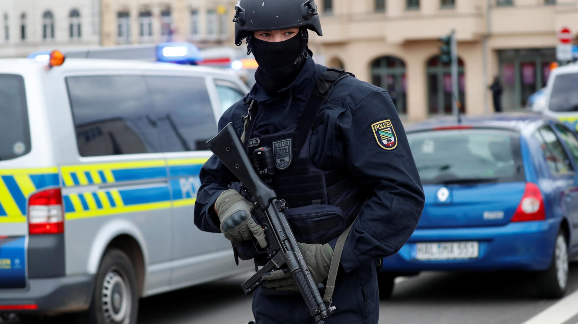 Ein schwer-bewaffneter Polizist nach dem Angriff auf eine Synagoge in Halle.