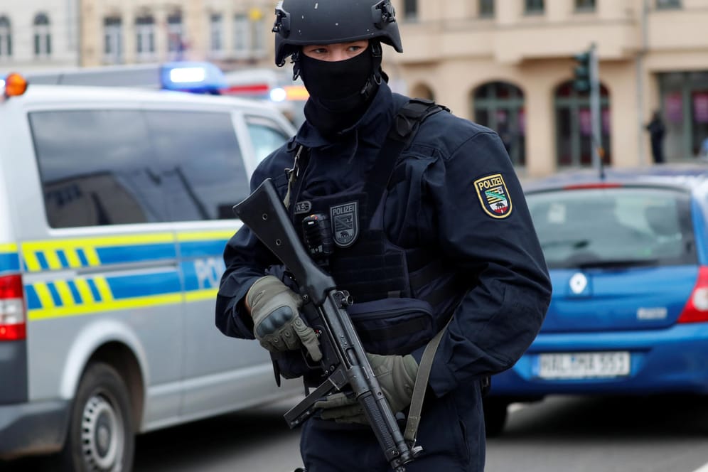 Ein schwer-bewaffneter Polizist nach dem Angriff auf eine Synagoge in Halle.