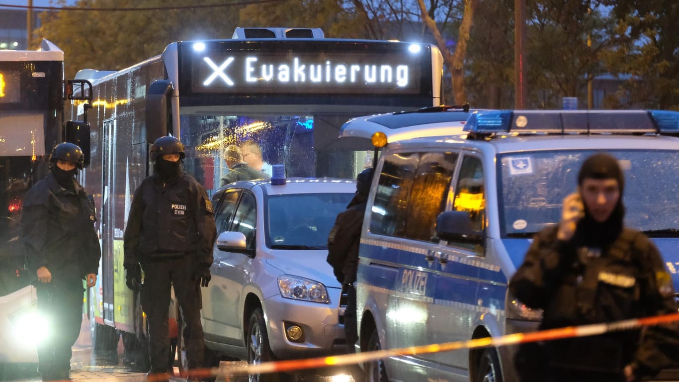 Bus in Halle mit der Aufschrift "Evakuierung": Alles deutet auf einen rechtsextremen Einzeltäter hin.