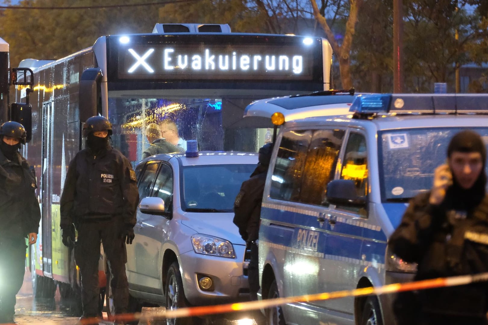 Bus in Halle mit der Aufschrift "Evakuierung": Alles deutet auf einen rechtsextremen Einzeltäter hin.