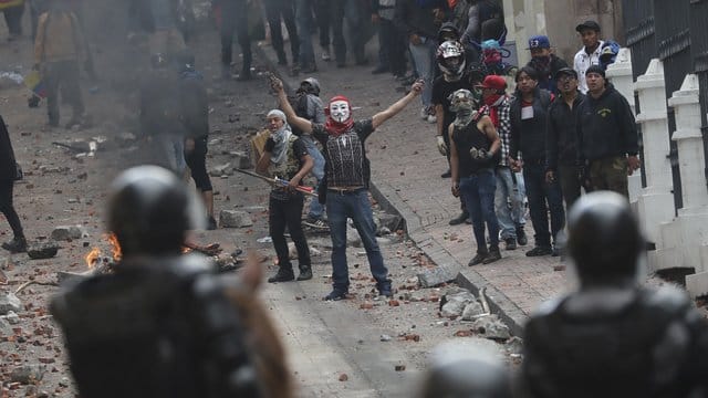 Polizisten und Demonstranten stoßen bei dem Protest gegen Präsident Moreno und dessen Wirtschaftspolitik zusammen. Polizisten und Demonstranten stoßen bei dem Protest gegen Präsident Moreno und dessen Wirtschaftspolitik zusammen.