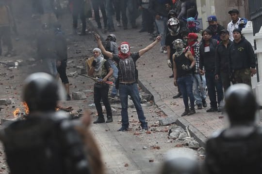 Polizisten und Demonstranten stoßen bei dem Protest gegen Präsident Moreno und dessen Wirtschaftspolitik zusammen.