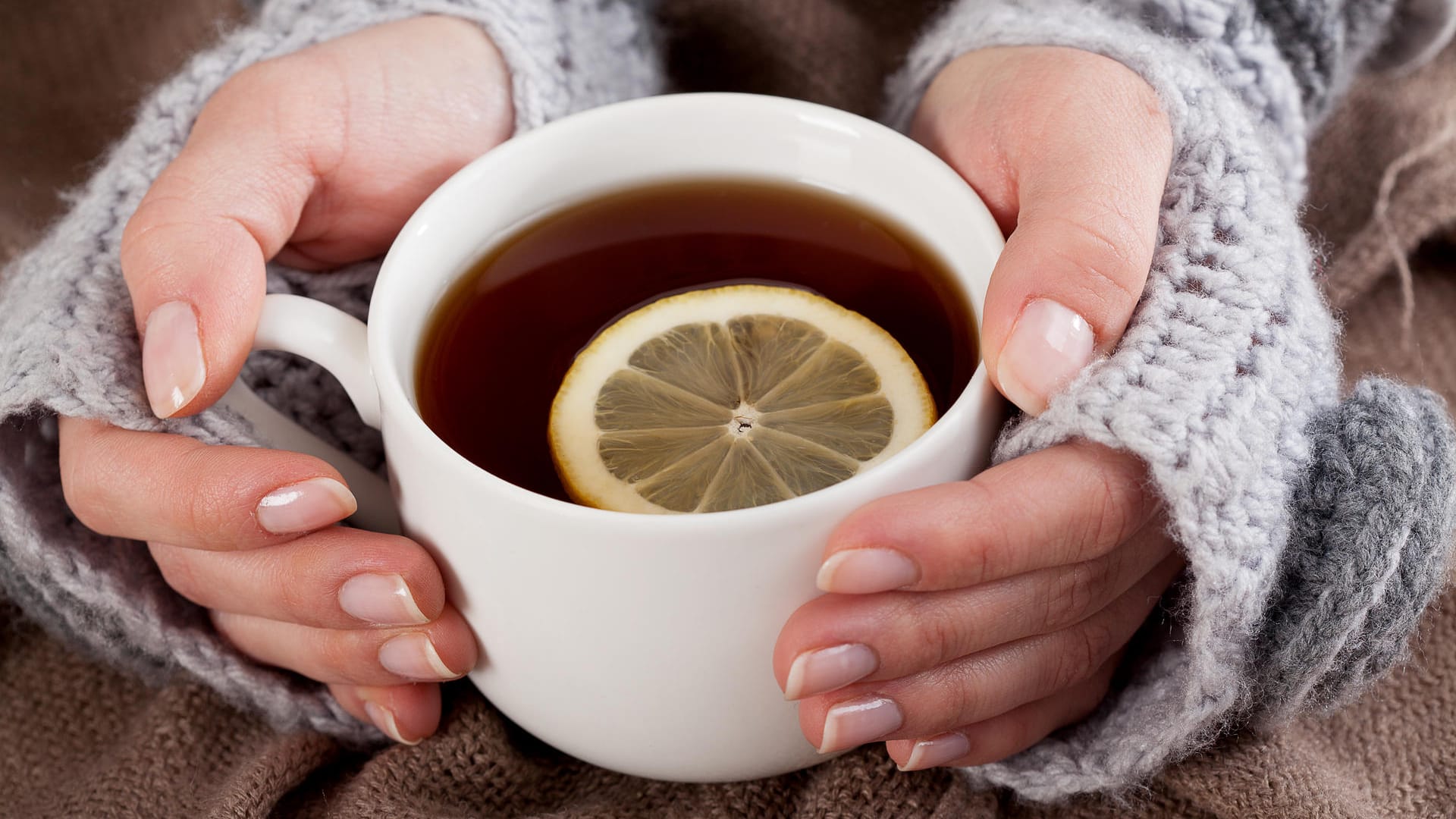 Tasse Tee: Schon bei den ersten Anzeichen einer Erkältung versorgt warmer Tee den Körper mit ausreichend Flüssigkeit.