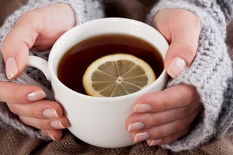 Tasse Tee: Schon bei den ersten Anzeichen einer Erkältung versorgt warmer Tee den Körper mit ausreichend Flüssigkeit.