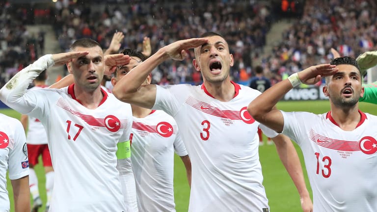 Die türkischen Spieler salutieren.