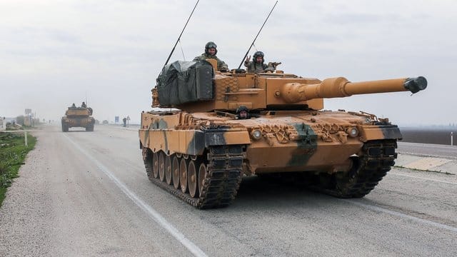 Ein türkischer Panzer vom Typ Leopard 2A4 in der Nähe der syrischen Grenze. Ein türkischer Panzer vom Typ Leopard 2A4 in der Nähe der syrischen Grenze.
