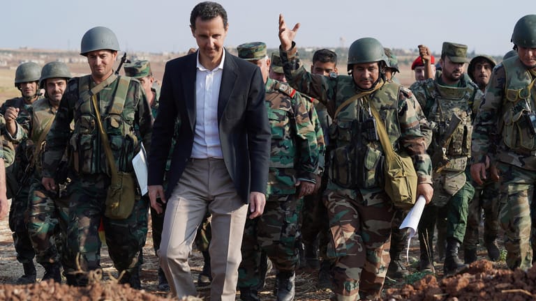 Durch den Angriff der Türkei in Nordsyrien und den Rückzug der US-Truppen verbündeten sich die kurdischen Milizen mit dem syrischen Machthaber Assad.