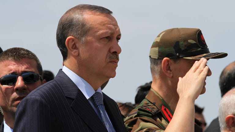 Recep Tayyip Erdogan gedenkt im Jahr 2010 türkischer Soldaten, die im Kampf gegen die PKK gefallen sind.