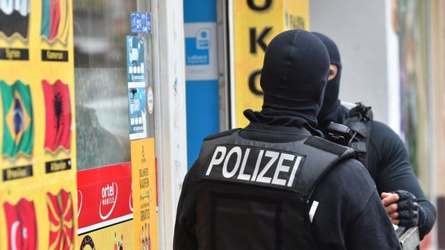 Kiosk im Stadtteil Neukölln (Archivbild): Vermummte Einsatzkräfte stehen davor.