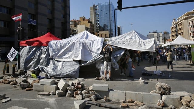 Regierungskritische Demonstranten bauen ihre Zelte auf einer Hauptstraße in der libanesischen Hauptstadt ab. Regierungskritische Demonstranten bauen ihre Zelte auf einer Hauptstraße in der libanesischen Hauptstadt ab.