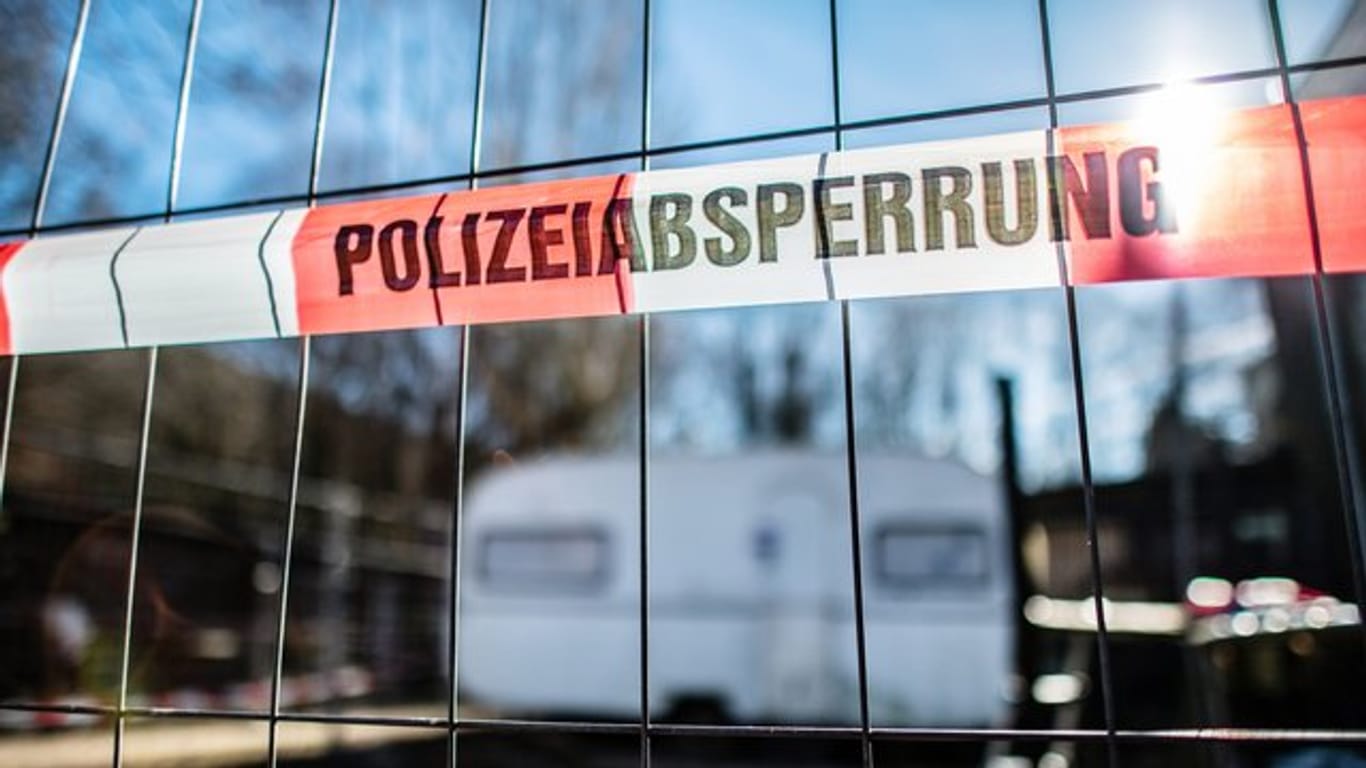 Auf dem Campingplatz Eichwald, in der inzwischen eingezäunten Parzelle des mutmaßlichen Täters, hängt eine Banderole mit der Aufschrift: "Polizeiabsperrung".