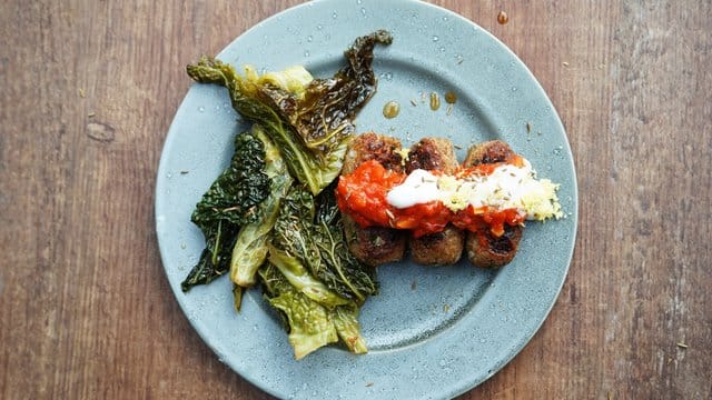 Für die Schärfe in den Dinkel-Bulgur-Rolls sorgt selbst gemachte Paprikawürzpaste, auch Ajvar genannt.