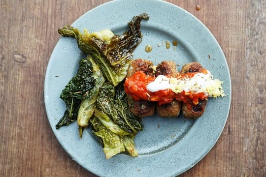 Für die Schärfe in den Dinkel-Bulgur-Rolls sorgt selbst gemachte Paprikawürzpaste, auch Ajvar genannt.