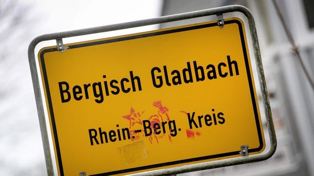 Das Ortsschild von Bergisch Gladbach steht am Ortseingang.