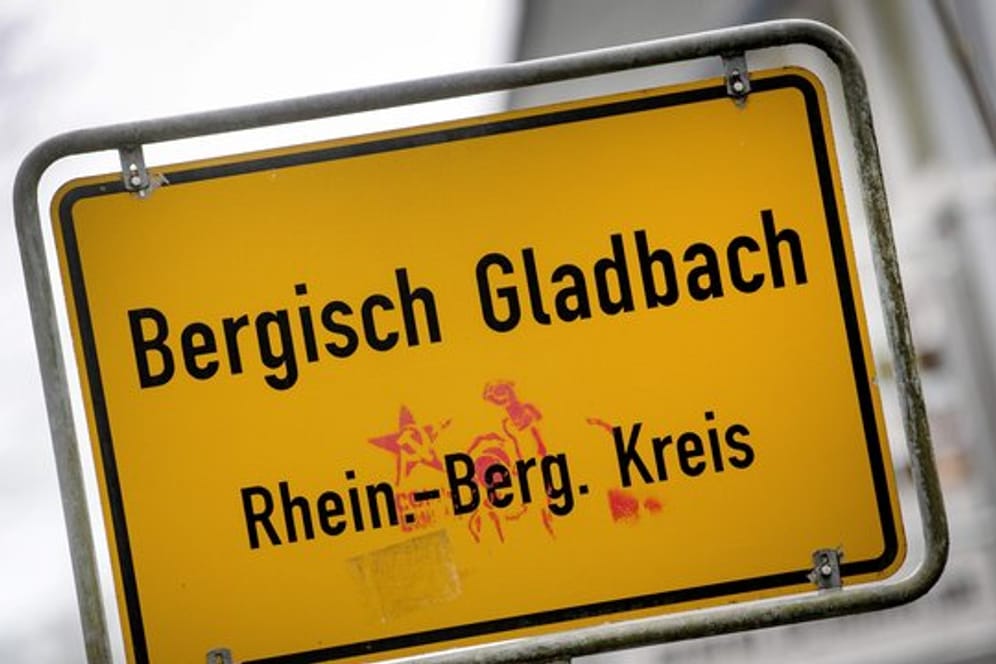 Das Ortsschild von Bergisch Gladbach steht am Ortseingang.