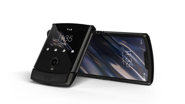 Die faltbare Neuauflage des vor 15 Jahren populären Modells Motorola Razr ist im Grunde ein Smartphone im heute üblichen Format, das sich auf die halbe Größe zusammenklappen lässt.