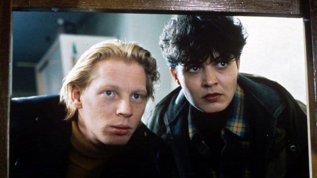 In ihrem dritten Fall "Tatort - Der Tod im Häcksler arbeitete Lena Odenthal (Ulrike Folkerts) 1991 mit dem jungen Ortspolizisten Stefan Tries (Ben Becker) zusammen.