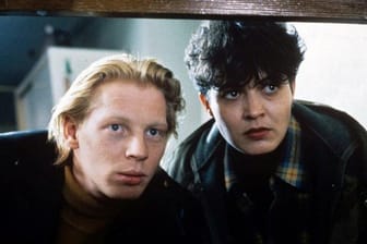 In ihrem dritten Fall "Tatort - Der Tod im Häcksler arbeitete Lena Odenthal (Ulrike Folkerts) 1991 mit dem jungen Ortspolizisten Stefan Tries (Ben Becker) zusammen.