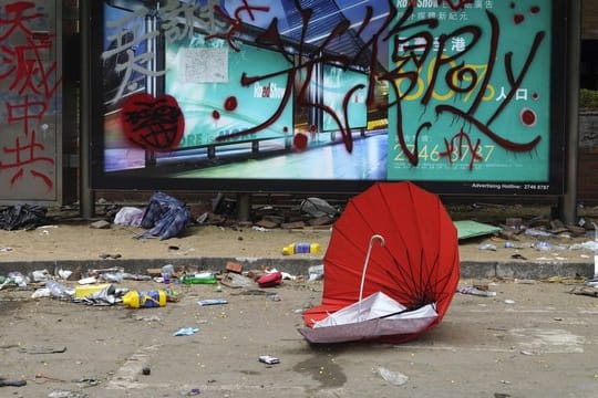 Nahende Lokalwahlen in der von Protesten geschüttelten Millionenmetropole werden zum Stimmungstest.