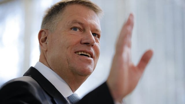 Klaus Iohannis, Präsident von Rumänien, winkt, nachdem er seine Stimme in einem Wahllokal abgegeben hat.