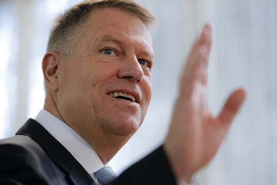 Klaus Iohannis, Präsident von Rumänien, winkt, nachdem er seine Stimme in einem Wahllokal abgegeben hat.