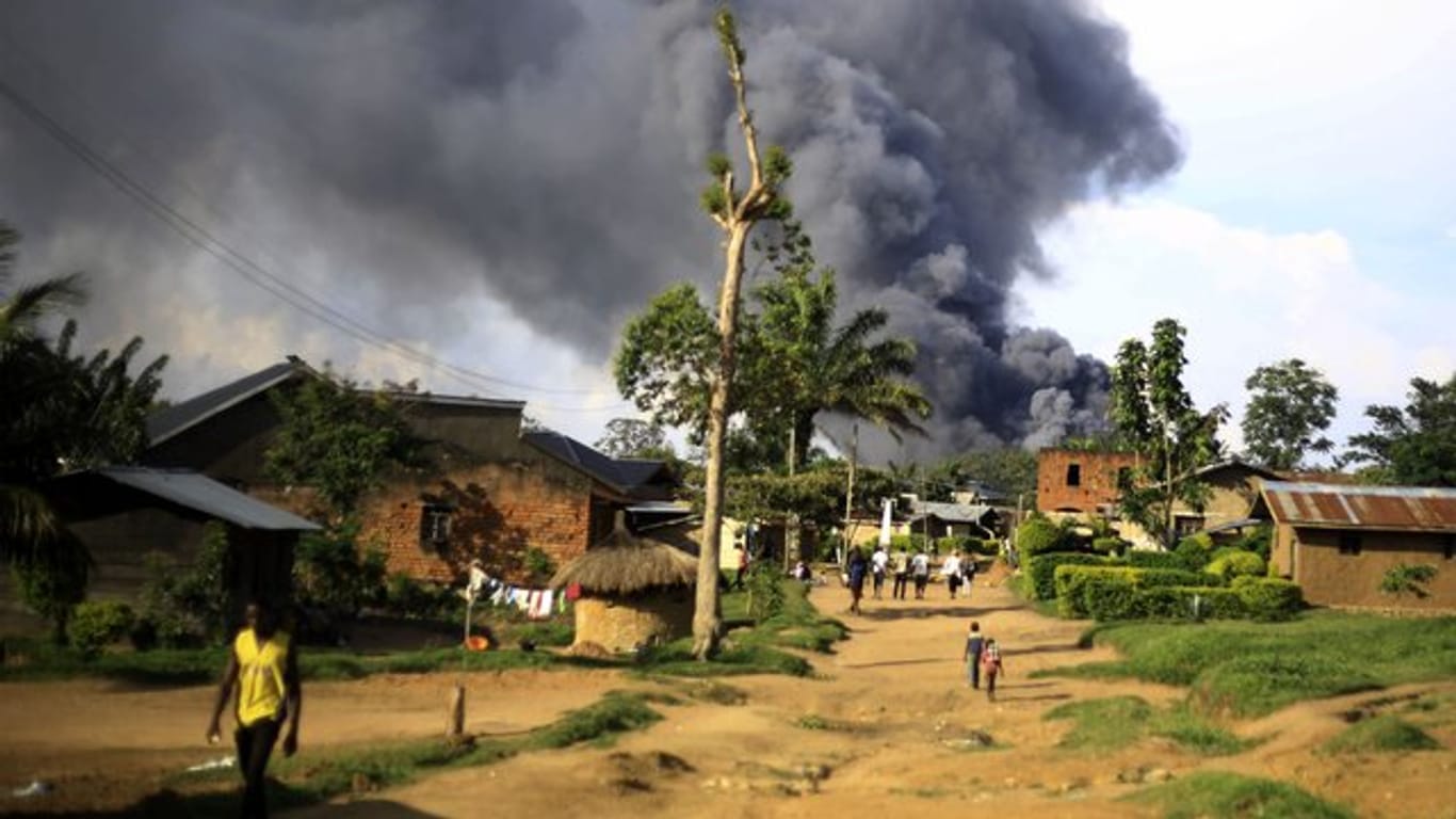 Rauch steigt aus dem Komplex der Vereinten Nationen in Beni auf.