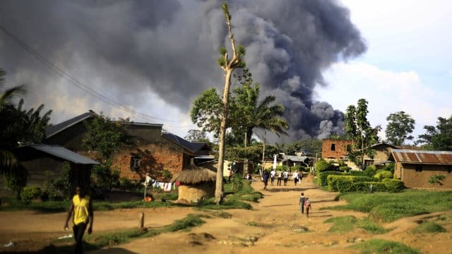 Rauch steigt aus dem Komplex der Vereinten Nationen in Beni auf. Rauch steigt aus dem Komplex der Vereinten Nationen in Beni auf.