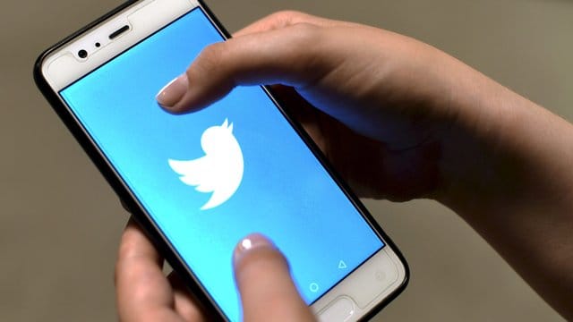 Die Twitter-App ist auf dem Bildschirm eines Smartphones zu sehen. Die Twitter-App ist auf dem Bildschirm eines Smartphones zu sehen.