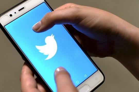 Die Twitter-App ist auf dem Bildschirm eines Smartphones zu sehen.
