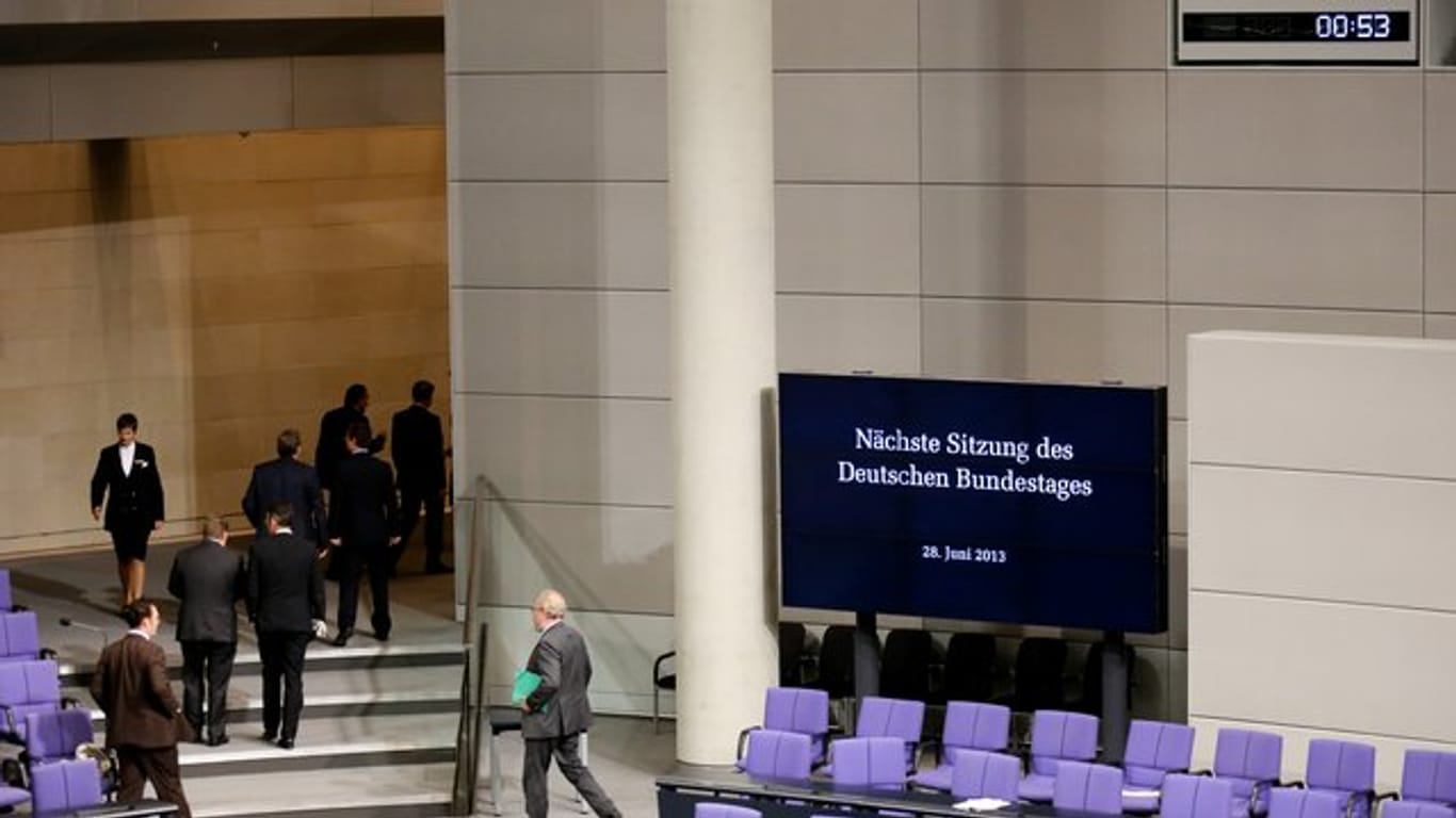 Nach einer Sitzung verlassen Abgeordnete den Bundestag um 0:53 Uhr.