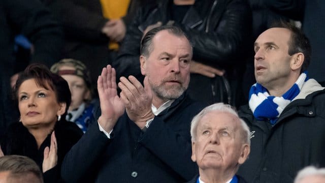 Schalke-Boss Clemens Tönnies freute sich in der Veltins Arena über den Sieg seiner Mannschaft. Schalke-Boss Clemens Tönnies freute sich in der Veltins Arena über den Sieg seiner Mannschaft.
